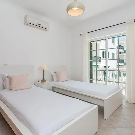 Casa Do Lagar 2bdr - 4 Mins Walk Train Station - Quiet - Balcony - Wi-fi