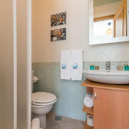 Casa Do Lagar 2bdr - 4 Mins Walk Train Station - Quiet - Balcony - Wi-fi