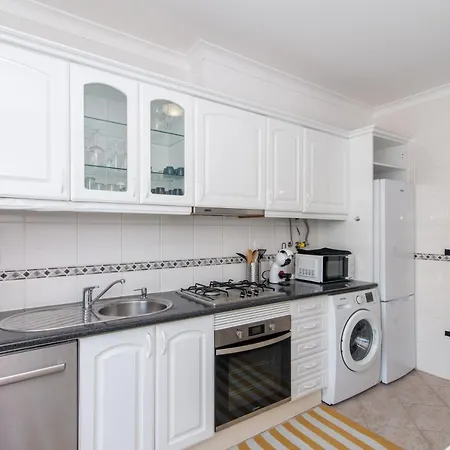 Casa Do Lagar 2bdr - 4 Mins Walk Train Station - Quiet - Balcony - Wi-fi